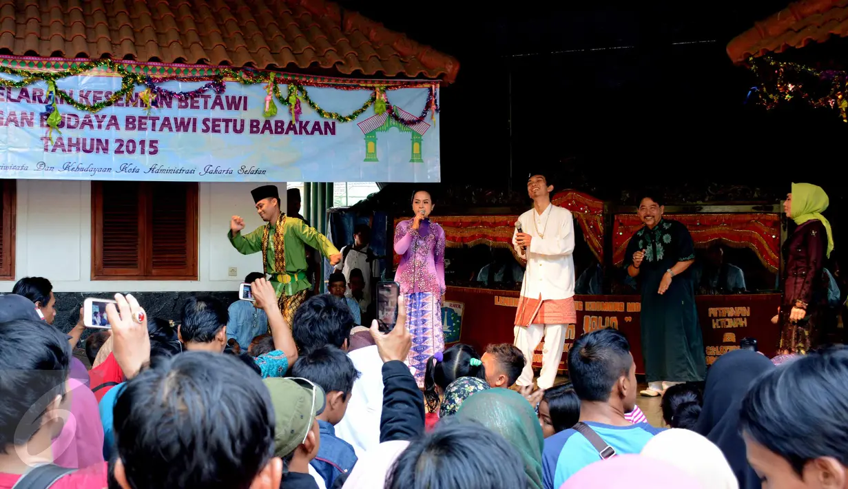 Suasana pagelaran kesenian gambang kromong di pusat budaya Setu Babakan, Depok, Senin (20/7/2015). Kesenian Betawi merupakan salah satu alternatif hiburan warga mengisi libur Lebaran. (Liputan6.com/Helmi Afandi)
