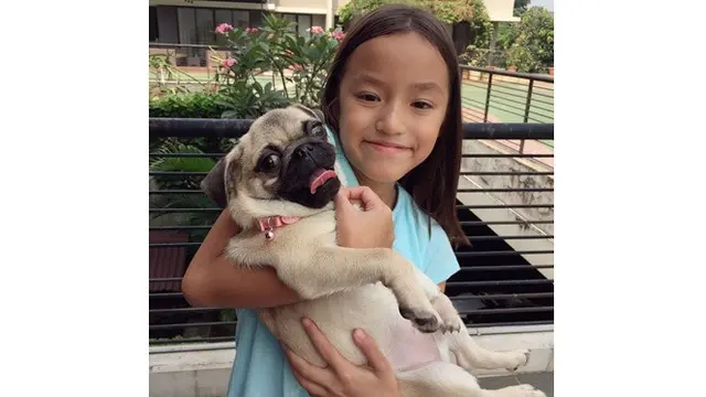 Jarang Tersorot, Ini 6 Potret Cantik Anak Bungsu Darius Sinathrya