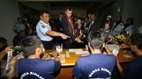 Menteri Kehakiman Australia Michael Keenan berbincang dengan warga binaan di Lembaga Pemasyrakatan Cipinang, Jakarta, Rabu (1/2). (Liputan6.com/Helmi Afandi)