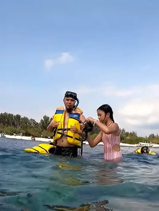 Seru menikmati snorkling bareng, kebersamaannya dengan keluarga saat liburannya ini diunggah dalam kanal YouTubenya. Memang saat ini Ahmad Dhani kerap membagikan momen kebersamaannya dengan keluarga melalui kanal YouTube selain membagikan kegiatan dari band Dewa 19. (Liputan6.com/YouTube/Ahmad Dhani Dalam Berita)