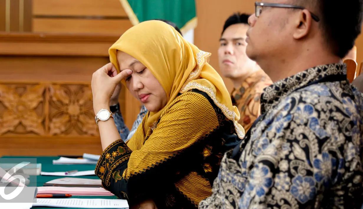 Tim Pengacara KPK Nur Chusnia saat mengikuti sidang perdana praperadilan OC Kaligis di Pengadilan Negeri Jakarta Selatan, Selasa (18/8/2015). Kaligis menganggap penetapannya sebagai tersangka oleh KPK menyalahi aturan. (Liputan6.com/Yoppy Renato)