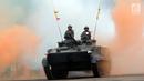 Tank amphibi Marinir melintasi kepulan asap usai upacara HUT Korps Marinir ke-72 di Kesatrian Marinir Hartono, Cilandak, Jakarta, Rabu (15/11). HUT Marinir ke-72 bertema Marinir Prajurit Pejuang dan Profesional. (Liputan6.com/Helmi Fithriansyah)