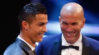 Bintang Real Madrid, Cristiano Ronaldo meraih penghargaan pemain terbaik dan pelatih Real Madrid, Zinedine Zidane memenangi penghargaan pelatih terbaik dalam acara The Best FIFA Football Awards 2017 di London, Inggris, Senin (23/10). (AP/Alastair Grant)