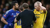 Diego Costa terlihat bersitegang dengan pemain Scunthorpe United, Neal Bishop saat pertandingan putaran ke tiga piala FA di Stamford Bridge di London pada 10 Januari 2016. (AFP Photo /Ellis)