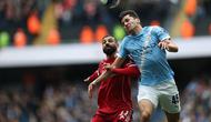 Mohamed Salah berebut bola dengan Abdukodir Khusanov dalam laga FA Cup antara Manchester City vs Liverpool di Etihad Stadium, 4 April 2026. (AFP/Darren Staples)