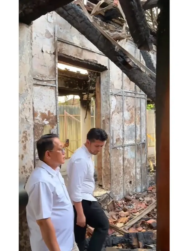 6 Potret Emil Dardak Pantau Kondisi Gedung Grahadi Pasca Dibakar dan Dijarah Massa