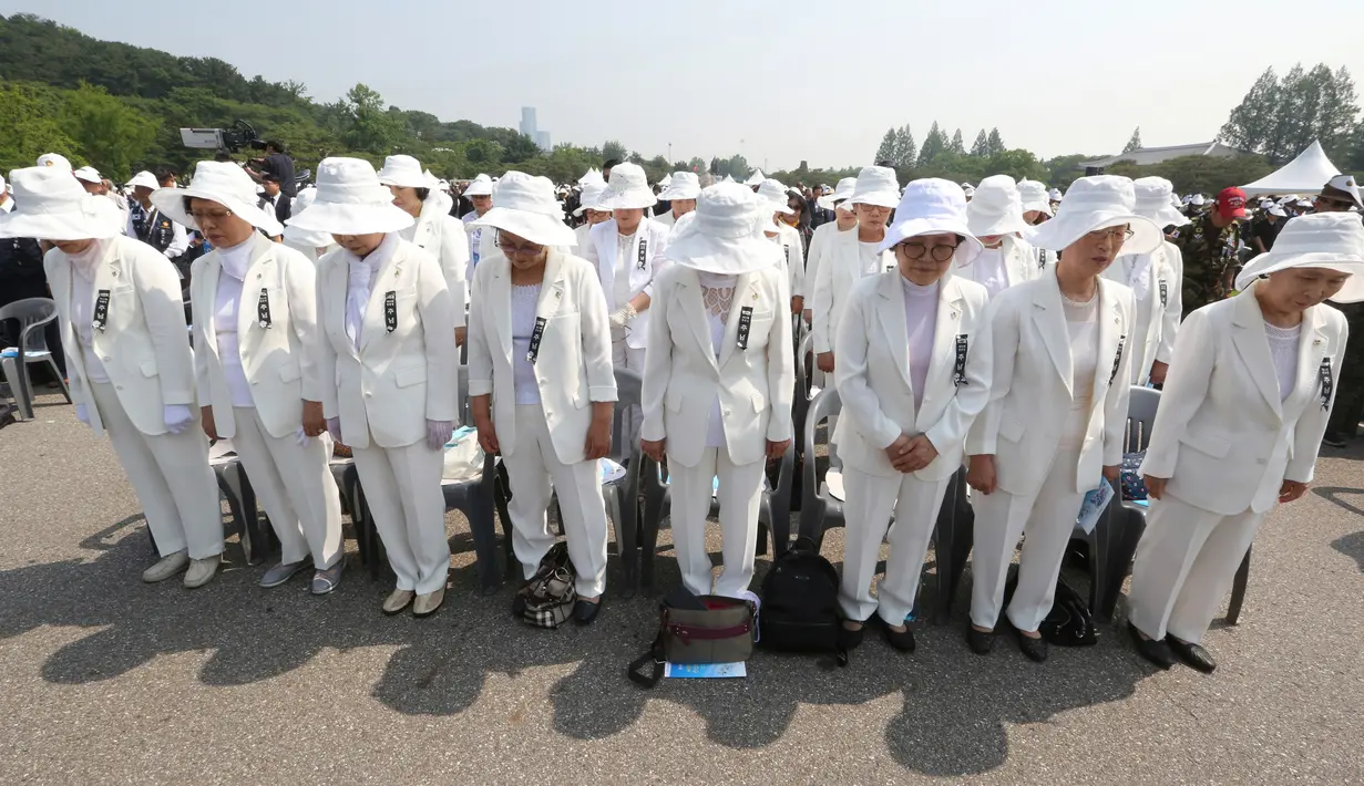 Anggota keluarga korban Perang Korea memberi penghormatan selama upacara Memorial Day di pemakaman nasional di Seoul, Korea Selatan, Rabu (6/6). (AP Photo/Ahn Young-joon)