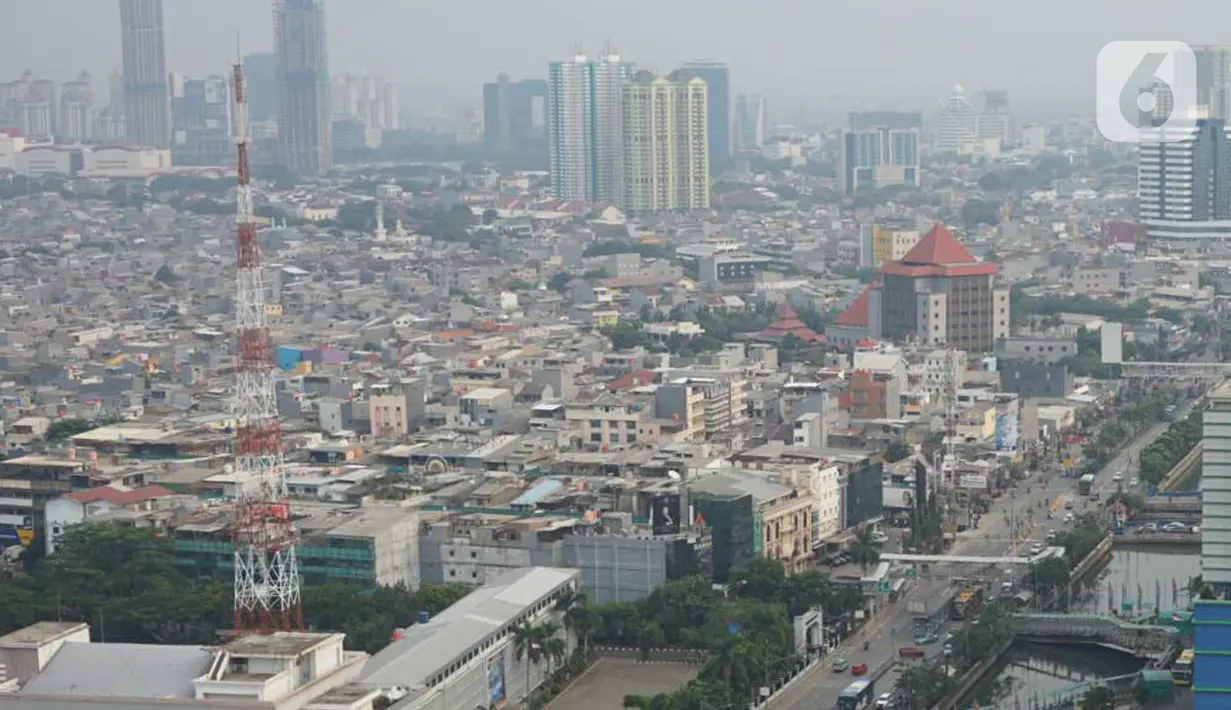 Lansekap gedung bertingkat serta pemukiman penduduk yang tertutup kabut terlihat di kawasan Jakarta, Senin (16/12/2019). Besarnya gas buang kendaraan serta minimnya RTH menyebabkan DKI Jakarta menjadi salah satu kota dengan kualitas udara terburuk di dunia. (Liputan6.com/Immanuel Antonius)