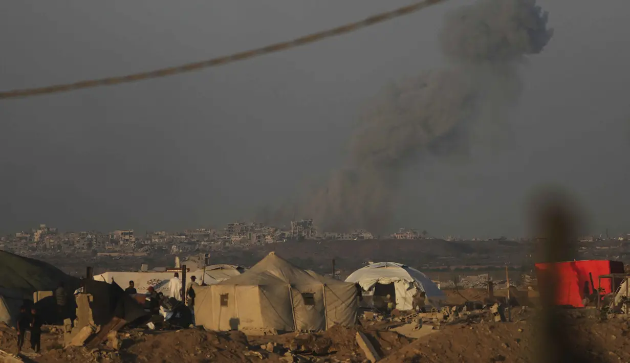Israel juga memerintahkan dan memaksa Warga Gaza untuk berpindah lokasi pengungsian dengan menempuh perjalanan menuju selatan, tanpa jaminan zona aman untuk berlindung. (AP Photo/Abdel Kareem Hana)