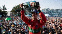 Pebalap ABT Schaeffler Audi Sport, Lucas di Grassi, meraih kemenangan mengejutkan pada balapan Formula E Mexico City ePrix di Autodromo Hermanos Rodriguez, Sabtu (1/4/2017). (Bola.com/Twitter/FIAformulaE)