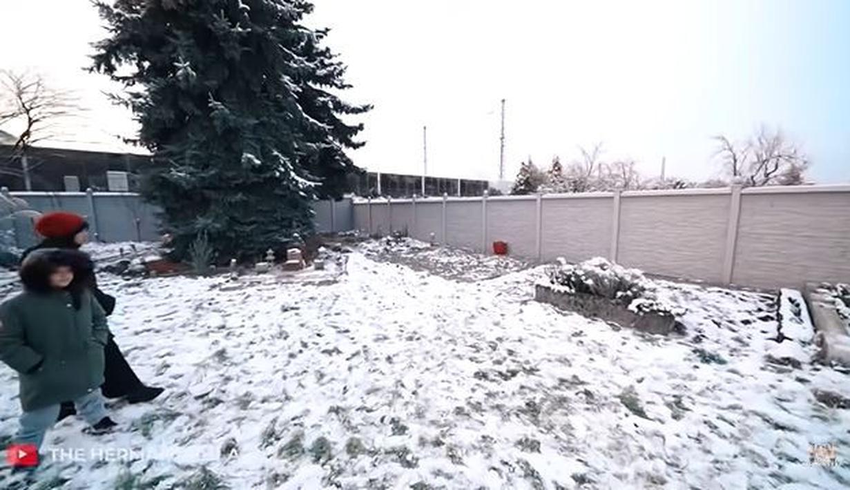 Kediaman pacar Azriel ini terletak di area kompleks perumahan. Area depan memiliki halaman begitu luas bak lapangan sepak bola. Bahkan terlihat Arsya dan Arsy begitu bahagia main-main di halaman rumah Sarah Menzel yang tertutup salju putih, lantaran di sana tengah musim dingin. (Liputan6.com/YouTube/The Hermansyah A6)