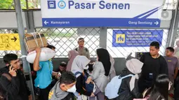 PT Kereta Api Indonesia (Persero) Daerah Operasi (Daop) 1 Jakarta memprediksi volume peningkatan penumpang pada arus balik Lebaran 2025 akan terjadi secara merata hingga 7 April 2025. (Liputan6.com/Herman Zakharia)