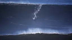 Peselancar asal Australia Jarryd Foster saat mencoba ombak raksasa di Praia do Norte, Nazare, Portugal, (19/2/16). Garrett McNamara membuat Praia do Norte terkenal setelah mencetak rekor dunia untuk ombak terbesar di dunia. (REUTERS/Rafael Marchante)