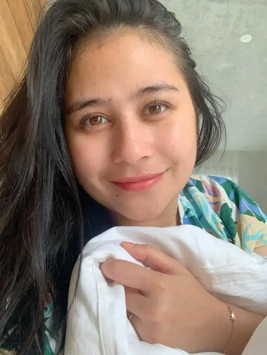 Memperlihatkan foto selfie dengan bare face bangun tidur, Prilly Latuconsina pamer auranya yang tetap bersinar dengan kulit cantik dan sehat miliknya. Foto: Instagram.