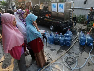 Petugas Badan Penanggulangan Bencana Daerah (BPBD) Tangerang Selatan mendistribusikan air bersih di kawasan Kranggan, Tangerang Selatan, Banten, Senin (9/10/2023). (merdeka.com/Arie Basuki)