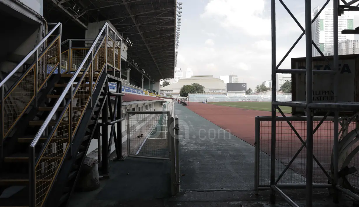 Salah satu sudut Rizal Memorial Stadium dengan tangga menuju tribun penonton. (Bola.com/Nicklas Hanoatubun)