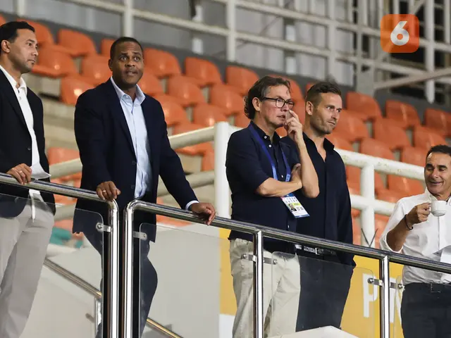 Kluivert sedang mencari pemain sebelum mempersiapkan Timnas Indonesia dalam lanjutan putaran ketiga Kualifikasi Piala Dunia 2026 Zona Asia pada bulan depan. Debut Kluivert sebagai pelatih Timnas Indonesia akan terjadi dengan menantang Timnas Australia dalam matchday ketujuh Grup C di Sydney Football Stadium, Sydney, pada 20 Maret 2025. (Bola.com/Abdul  Aziz)