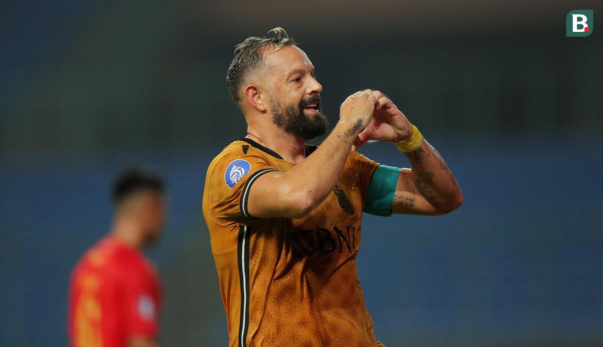 <p>Pemain Bhayangkara FC, Mat&iacute;as Mier melakukan selebrasi setelah mencetak gol ke gawang Persija Jakarta pada laga pekan ke-20 BRI Liga 1 2023/2024 di Stadion Patriot Candrabhaga, Bekasi, Senin (27/11/2023). (Bola.com/M Iqbal Ichsan)</p>