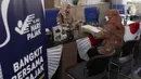 Petugas melayani warga yang melakukan pengurusan pajak di kantor Pajak Sudirman, Jakarta, Selasa (25/8/2020). Kementerian Keuangan (Kemenkeu) bakal menaikkan persentase diskon angsuran pajak penghasilan ( PPh) Pasal 25. (Liputan6.com/Angga Yuniar)