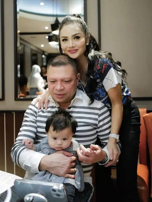 Koleksi foto ini dipamerkan Krisdayanti di akun Instagram terverifikasinya. Menyertai foto ini, pelantun “Mencintaimu” menulis, “Sebelum kembali bekerja Gemmi dan avo main dan makan malam sama anak,menantu dan cucu.” Sebuah doa indah dilantun Krisdayanti di ujung status teks. “Semoga terus bergembira dan terjaga baik hati kita Bersama dan sehat terus,” pemilik album Cahaya mengakhiri. Amin. (Foto: Dok. Instagram @krisdayantilemos).