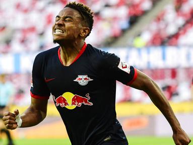 Gelandang RB Leipzig, Christopher Nkunku, melakukan selebrasi usai membobol gawang Koln pada laga Bundesliga di Stadion Rhein Energie, Senin (1/6/2020). RB Leipzig menang dengan skor 4-2. (AP/Ina Fassbender)