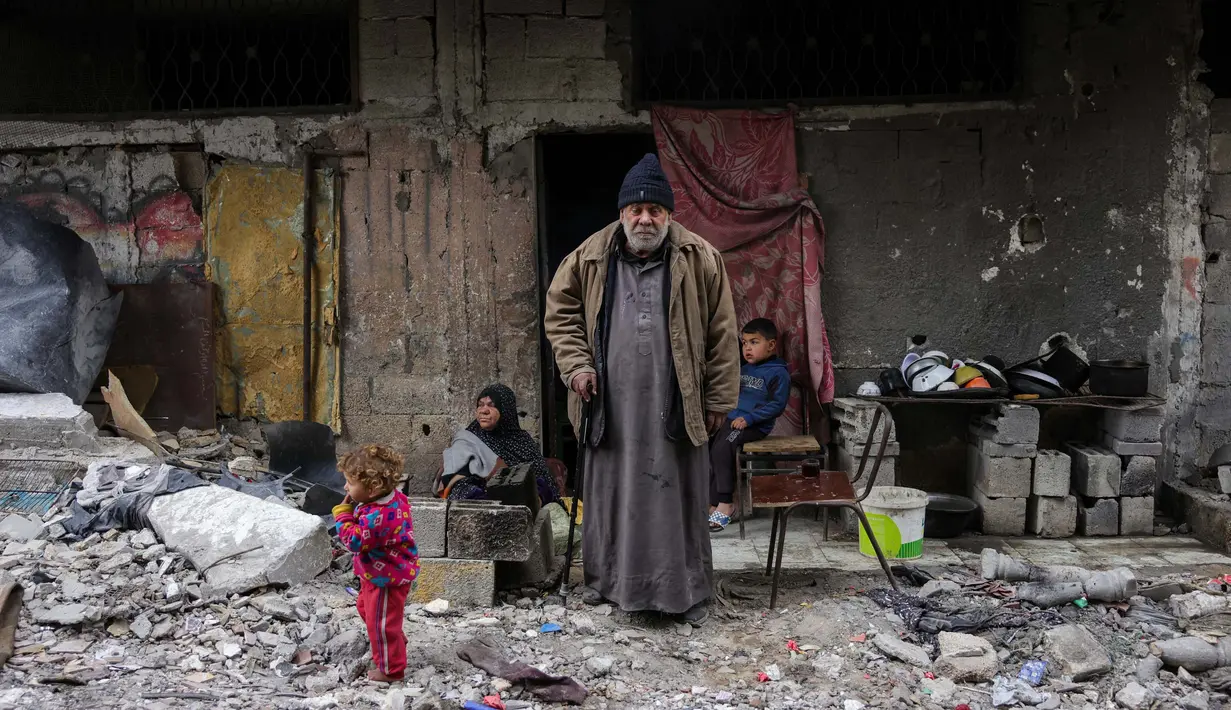 Talal Al-Assali, 64 tahun, berpose di depan rumahnya yang hancur di Jabalia, Jalur Gaza utara, pada 9 Februari 2025. (Bashar TALEB/AFP)
