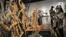 Pengunjung mengamati salah satu koleksi wayang yang ditampilkan dalam pameran 'Wayang Rupa Kita' di Bentara Budaya, Palmerah, Jakarta, Senin (22/11/2021). Pameran menghadirkan berbagai jenis wayang mulai dari wayang kulit, wayang golek, serta wayang suket (rumput). (merdeka.com/Iqbal S. Nugroho)