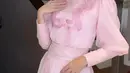 Adelia tampil cantik dengan puff sleeve dress dan hijab segi empat warna soft pink senada. [Foto: IG/adeliapasha].
