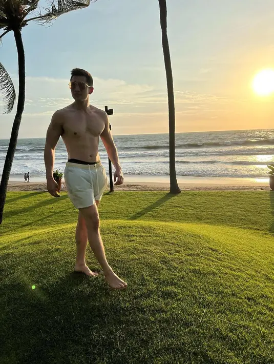 Ketika berjalan-jalan di tepi pantai di sore hari, Verrel Bramasta juga percaya diri memamerkan bentuk perutnya. (FOTO: instagram.com/bramastavrl/)