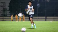 Pemain Suwon FC, Pratama Arhan mengejar bola saat berlatih di sela pertandingan uji coba melawan Bhayangkara FC di Stadion PTIK, Jakarta, Senin (12/02/2024). (Bola.com/Bagaskara Lazuardi)