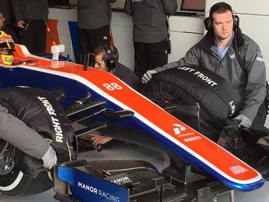 Pebalap F1 asal Indonesia, Rio Haryanto di dalam mobil F1 Manor Racing bernomor 88 saat tes pramusim di Sirkuit Catalunya, Barcelona, Spanyol, Kamis (24/2/2016). (Twitter/Rio Haryanto)