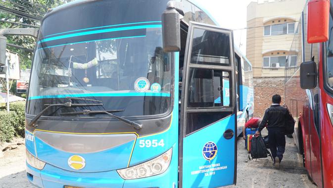 Pihak Damri mengeluarkan bus bantuan untuk mengangkut calon penumpang dari Pool di Bandung ke Bandara Kertajati. (Liputan6.com/Huyogo Simbolon)