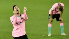 Ekspresi striker Barcelona, Lionel Messi, saat melawan Alaves pada laga Liga Spanyol di Stadion Mendizorroza, Minggu (1/11/2020). Kedua tim bermain imbang 1-1. (AP Photo/Alvaro Barrientos)