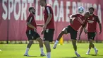 Gelandang Benfica #20 Joao Mario dan gelandang Benfica #10 Orkun Kokcu menghadiri sesi latihan menjelang matchday 1 Grup D Liga Champions 2023/2024, di Benfica Campus, Lisbon, Selasa (19/9/2023). (Patricia DE MELO MOREIRA / AFP)