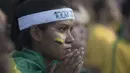 Seorang suporter Brasil melakukan sikap berdoa saat menonton laga timnya melawan Swis pada laga grup E Piala Dunia 2018 di Rio de Janeiro, Brasil, (17/6/2018). Brasil dan Swis bermain imbang 1-1. (AP/Leo Correa)