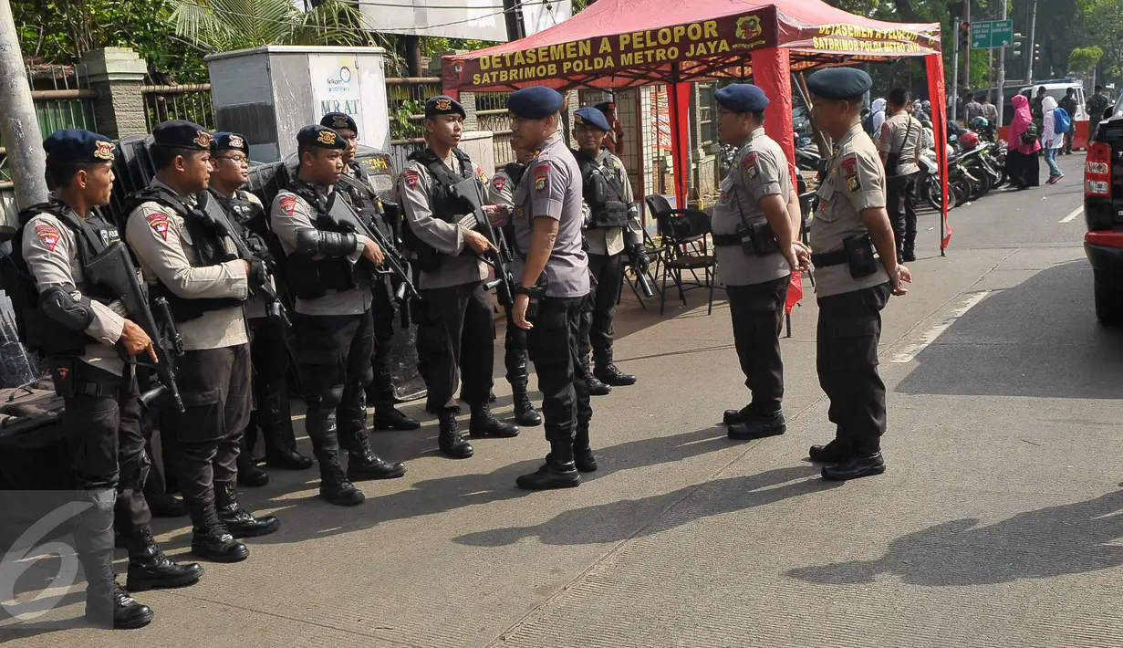 Sejumlah aparat kepolisian melakukan apel persiapan saat berjaga di area kementerian pertanian, Jakarta, Selasa (25/4). Sidang kali ini beragendakan pembacaan pledoi. (Liputan6.com/Helmi Afandi)