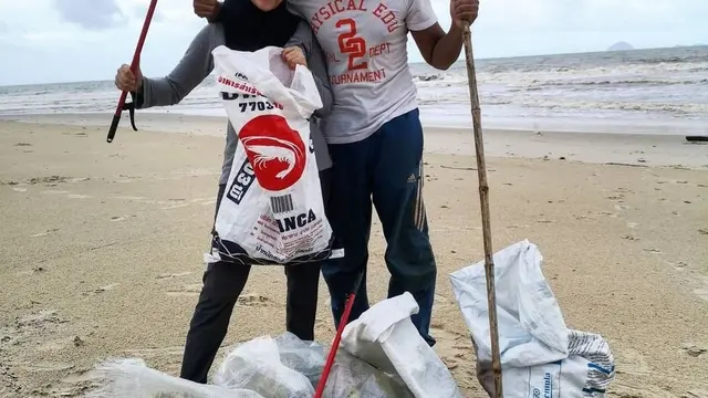 Pasangan Ini Pilih Rayakan Ulang Tahun Pernikahan dengan Bersihkan Sampah Laut
