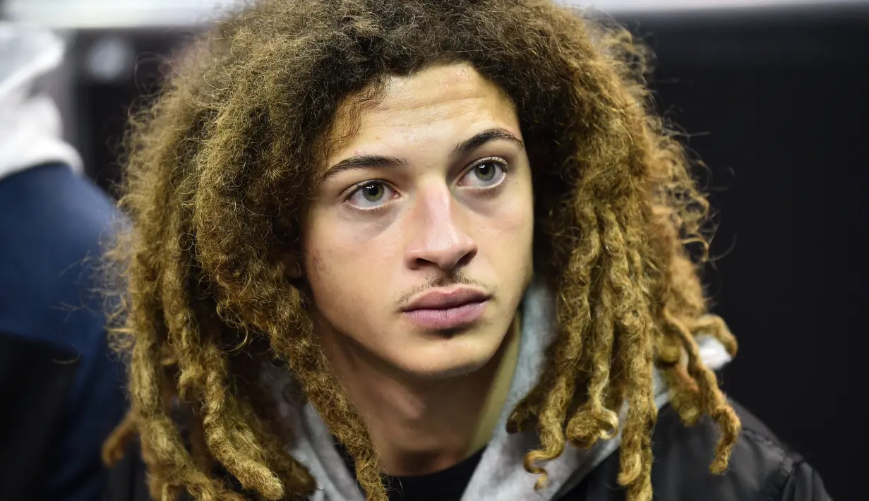 Pemain Chelsea Ethan Ampadu menyaksikan basket NBA London Game 2019 antara Washington Wizards dan New York Knicks di London (17/1). (AFP Photo/Glyn Kirk)