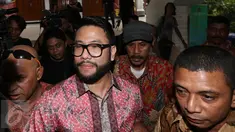 Eka Kusuma Putra mendatangi persidangan perceraian dengan istrinya Cathy Sharon di Pengadilan Jakarta Selatan, Senin (14/3/2016). Eka dikawal ketat dengan pengawal saat media ingin mewawancarainya. (Liputan6.com/Herman Zakharia)