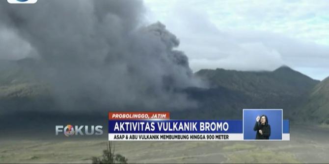 Gunung Bromo Semburkan Asap dan Abu Vulkanik Setinggi 900 Meter