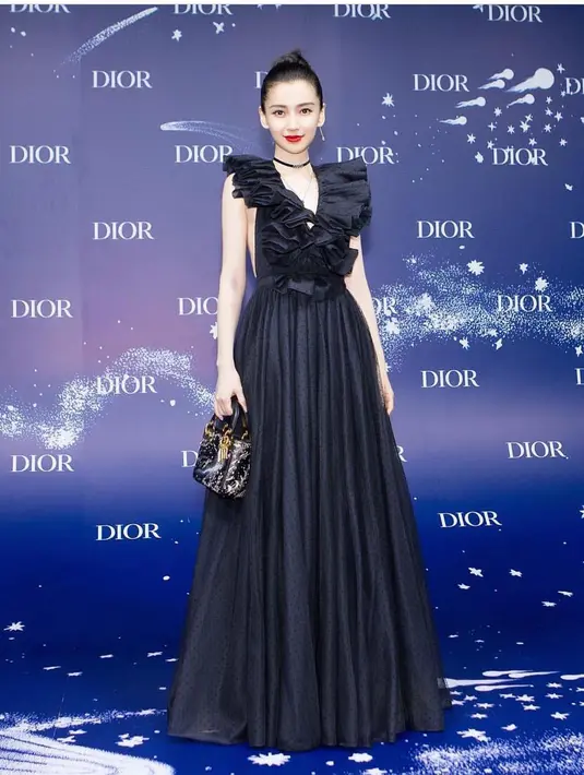 Masih mengenakan gaun dari Dior, Angelababy tampil dengan detail ruffle di bagian leher. Sementara aksen lipit di bagian bawah memberi kesan kaki yang jenjang.