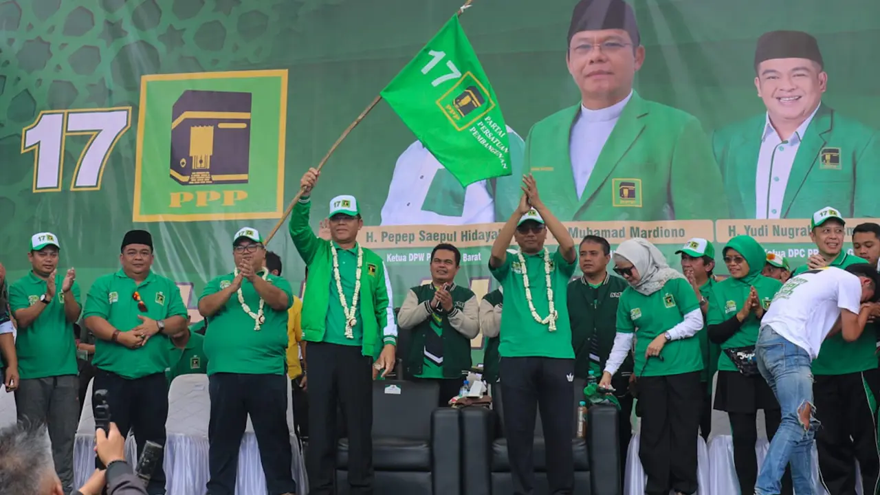 Plt Ketua Umum Partai Persatuan Pembangunan (PPP) Muhamad Mardiono berselawat bersama puluhan ribu kader dan masyarakat saat peringatan Hari Lahir (Harlah) ke-50 PPP di Lapangan Kerkof, Kabupaten Garut. (Istimewa)