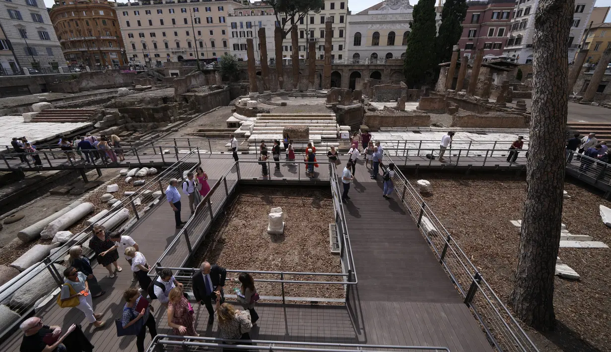 Selama beberapa dekade, mereka yang penasaran harus menatap ke bawah dari trotoar yang ramai di sekeliling Largo Argentina (Alun-alun Argentina) untuk mengagumi kuil-kuil di bawahnya. (AP Photo/Domenico Stinellis)