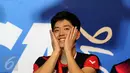 Ganda putra Korsel, Lee Yong Dae menutup wajah saat berada di podium kemenangan usai menumbangkan Chai Biao/Hong Wei (Tiongkok) 13-21, 21-13, 21-16 di final BCA Indonesia Open 2016, Jakarta, Minggu (5/6/2016). (Liputan6.com/Helmi Fithriansyah)