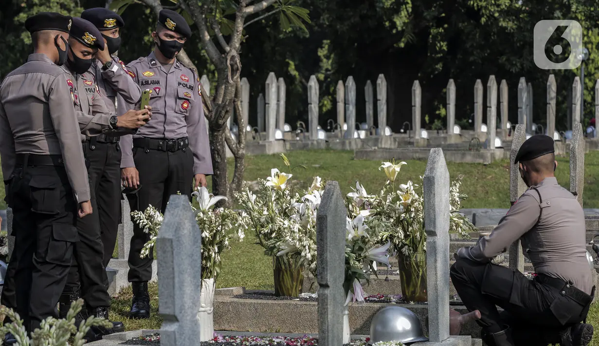 Sejumlah anggota Polri saat ziarah ke Taman Makam Pahlawan Nasional Utama (TMPNU) Kalibata, Jakarta, Senin (29/6/2020). Kegiatan tersebut dilakukan dalam rangka rangkaian peringatan HUT ke-74 Bhayangkara yang jatuh pada 1 Juli 2020. (Liputan6.com/Johan Tallo)