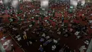 Sejumlah warga beristirahat di Masjid Istiqlal, Jakarta, Jumat (19/6/2015). Waktu luang diisi warga dengan berbaring dan beristirahat di masjid saat menunggu waktu berbuka puasa. (Liputan6.com/Faizal Fanani)