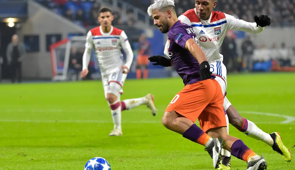 Penyerang man City, Sergio Aguero mencoba melewati pemain Lyon pada laga lanjutan liga champions yang berlangsung di stadion Parc Olympique Lyonnais, Prancis, Rabu (28/11). Manchester City imbang 1-1 kontra Lyon. (AFP/Roman Lafabregue)