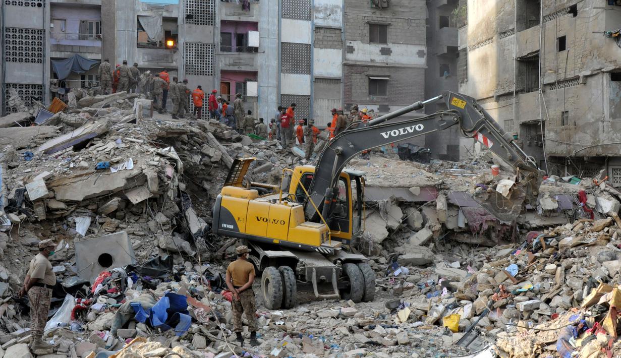 Tim penyelamat mengevakuasi lokasi reruntuhan sebuah bangunan di Karachi, Pakistan (8/6/2020). Korban tewas akibat runtuhnya gedung permukiman lima lantai di Karachi bertambah menjadi 13 orang pada Selasa (9/6) pagi waktu setempat. (Xinhua/Str)