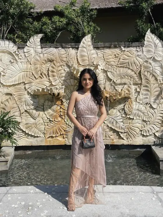 Hadir di Pernikah Gritte Agatha di Bali, Marsha Aruan tampil mengenakan one shoulder warna keunguan dengan detail payetannya. [@aruanmarsha]