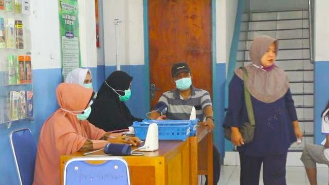 Sejumlah warga di Pekanbaru mengantri mendapatkan pengobatan di Puskesmas karena terdampak kabut asap kebakaran lahan.